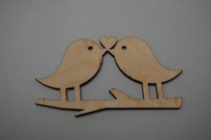 ΠΟΥΛΑΚΙΑ ΣΕ ΚΛΑΔΙ ΦΙΛΙΟΥΝΤΑΙ ΚΑΡΔΙΑ